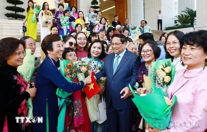 ¡Feliz Día de la Mujer Vietnamita! 🎉
Honramos su fuerza, su inteligencia y sus invaluables contribuciones a la familia y a la nación. ¡Que sigan brillando! ✨

#MujerVietnamita #20deOctubre #Felicitación #Mujeres #Vietnam