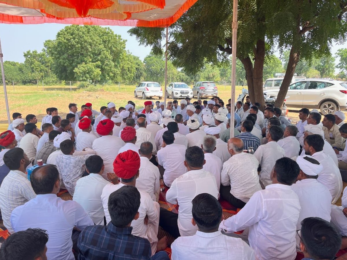 ધાનેરા તાલુકા રબારી સમાજના શૈક્ષણિક સંકુલના ખાત મુર્હૂત તેમજ સમાજના સ્નેહ મિલન સમારોહના આયોજનના ભાગરૂપે સમાજ શ્રેષ્ઠીઓ સાથે બેઠક યોજી ચર્ચા વિચારણા કરવામાં આવી.

બેઠકના અંતે, તારીખ ૨૯ ઓક્ટોમ્બર,૨૦૨૫ ના રોજ ધાનેરા ખાતે રબારી સમાજનું સ્નેહમિલન તેમજ નવીન જગ્યા ઉપર બનનાર ભવ્ય