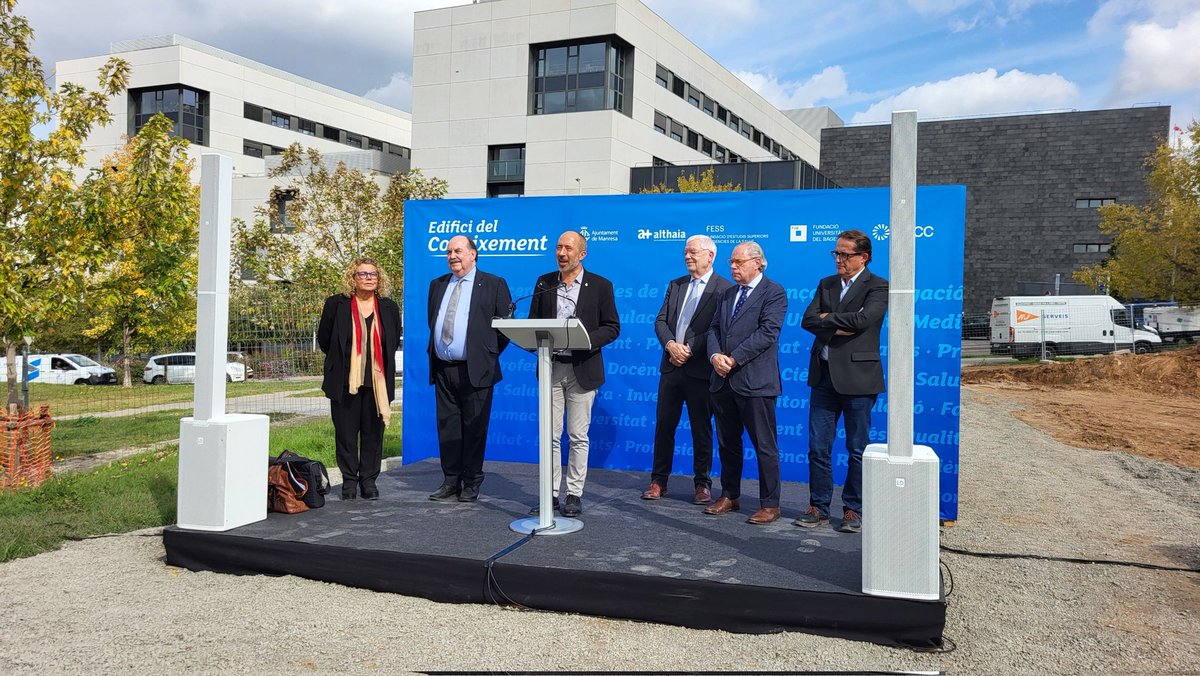 🧱 Aquest matí s’ha dut a terme l’acte simbòlic de col·locació de la primera pedra del que serà l’Edifici del Coneixement

🪏 El futur equipament estarà destinat a la docència i la recerca en l’àmbit de la salut