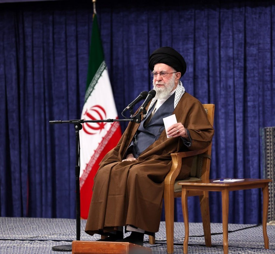 مقام معظم رهبری ....
  به قلدرنمابی‌هاو یاوه‌گویی‌های اخیر رئیس جمهور آمریکا، گفتند: این شخص اگر توانایی داردبرود میلیون‌ها نفری را که در همه ایالت‌های آمریکا علیه او شعار میدهند آرام کند....
#لبیک_یا_خامنه‌ای