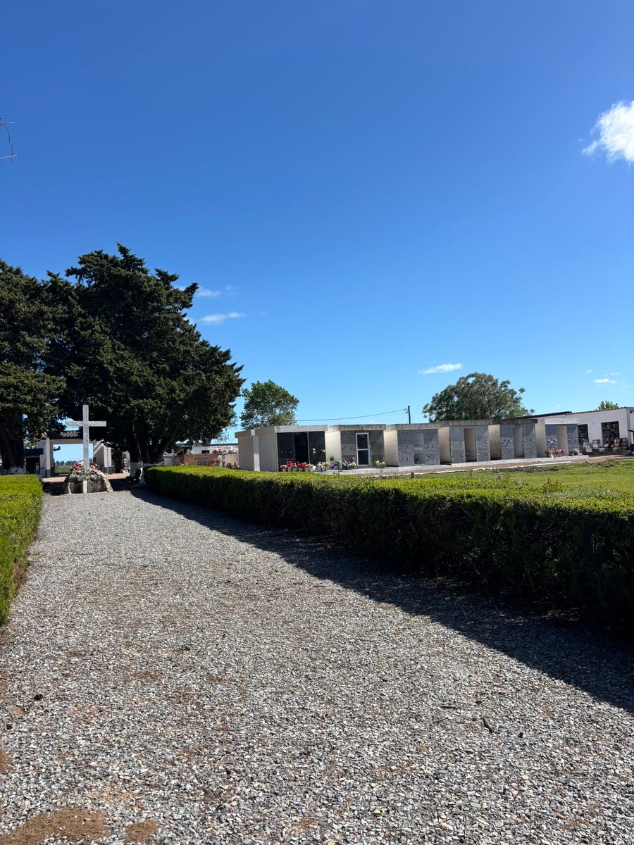 Se lleva adelante tareas de mantenimiento, pintura y mejoras en el cementerio local, preparando el espacio para el 2 de noviembre.
El objetivo es que el lugar se encuentre en las mejores condiciones para recibir a todas las familias en una jornada de recuerdo y respeto.