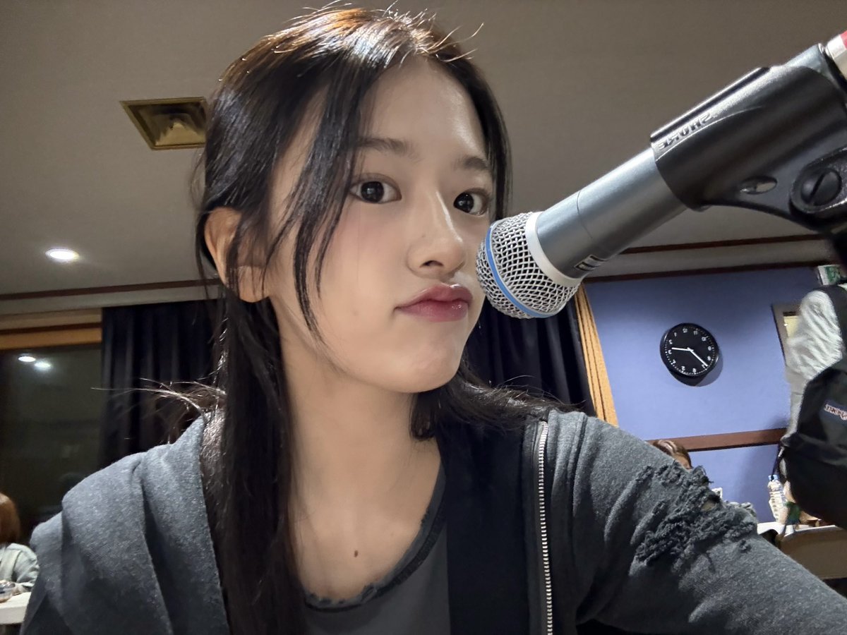daengdaengjoa's tweet image. till the day yujin gets to show her beautiful voice in a singing program 🥹🫶