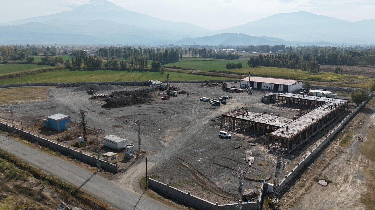 Belediyemize ait, Iğdır Devlet Hastanesi yanında bulunan garajın Yenimahalle’deki yeni garaj alanına taşınma işlemlerinin büyük bir bölümü tamamlandı.
Ekiplerimiz, kalan çalışmalarını da en kısa sürede tamamlamak için yoğun bir şekilde çalışmalarını sürdürüyor.