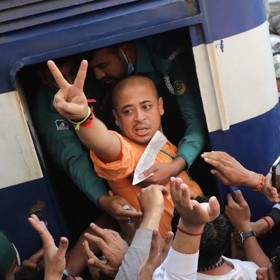 RadharamnDas's tweet image. 330 days behind bars—for standing up for Hindu minorities in Bangladesh.
Chinmoy Krishna Prabhu’s only “crime” was speaking for the Bangladeshi Hindus.
On this Deepavali, let’s light a lamp for justice & pray for him & his mother. 🙏🪔
#FreeChinmoyKrishnaDas #Deepavali…