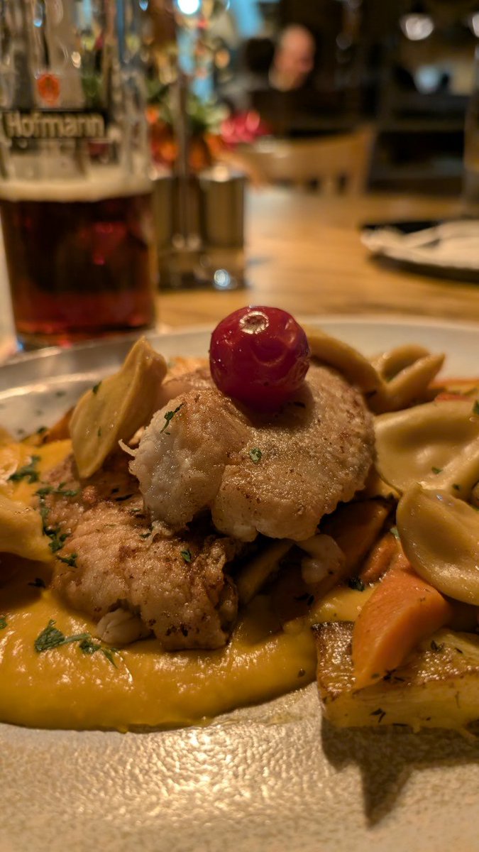Emanuel Kotzian (@emanuelkotzian) on Twitter photo Rostbarschfilet auf Kürbisspiegel mit Haustortellini. #soederisst #emmiisstbesser Dazu ein dunkles Landbier aus #franken bei #bayern Rostbarschfilet auf Kürbisspiegel mit Haustortellini. #soederisst #emmiisstbesser Dazu ein dunkles Landbier aus #franken bei #bayern