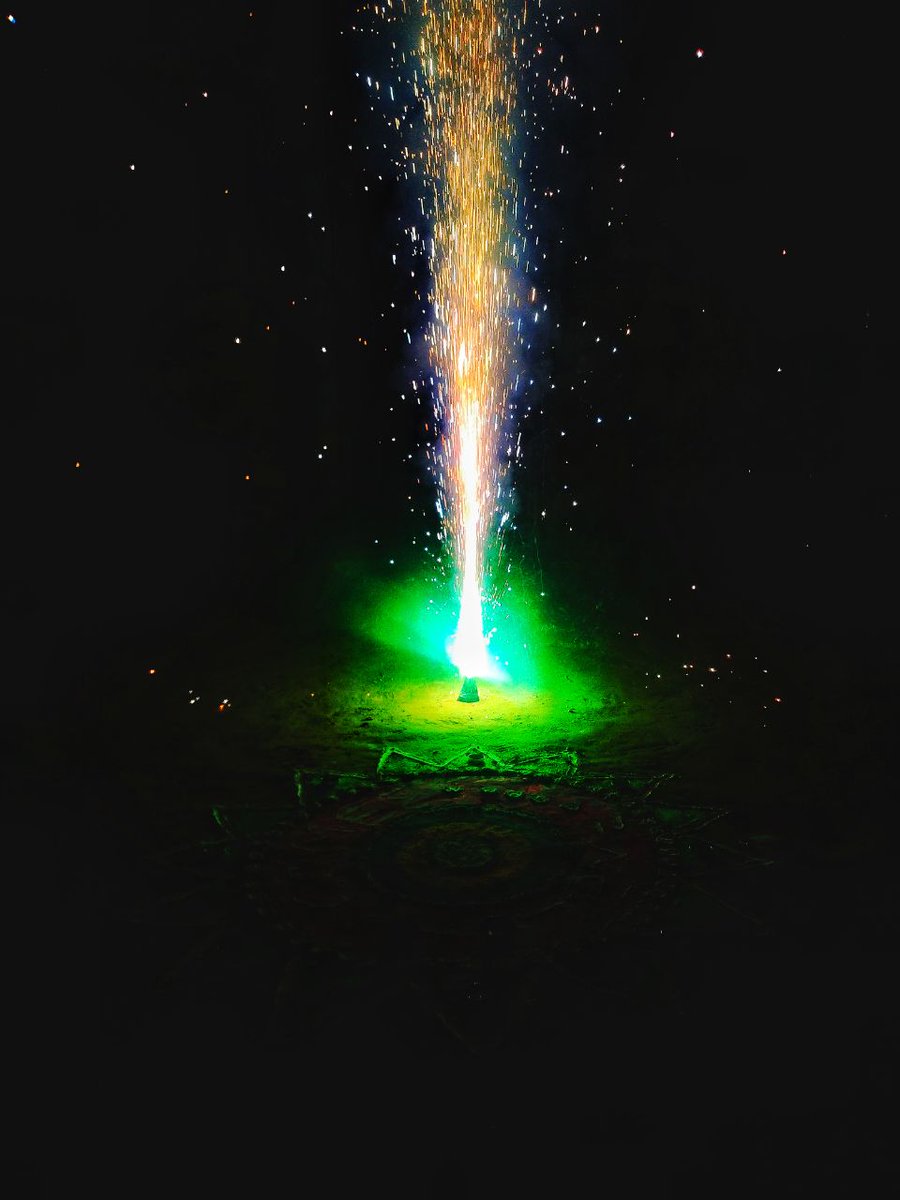 Phonenurd's tweet photo. The skies are alive! Nothing beats the excitement of a good firework show. Happy and bright #Diwali2025 #Diwali #FireworkPhotography #ShotOnSnapdragon #withGalaxy #NightFrames #Fireworks @Snapdragon @SnapdragonCarla @SamsungMobileUS @the_gpc_ @AP_Magazine @ThePhotoHour https://t.co/BtqMlHsbbH