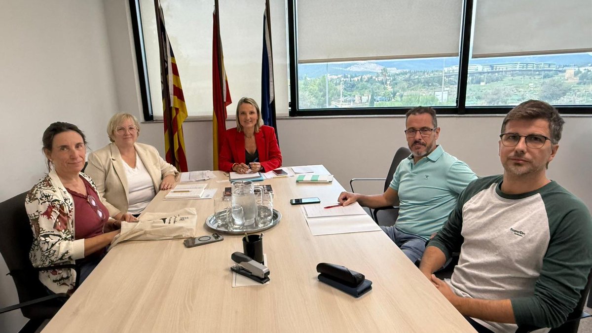 La consellera <a href="/cabrer_catalina/">Catalina Cabrer</a> es reuneix amb els sindicats per tractar qüestions relatives a la Funció Pública i avançar en el desplegament del Pacte de Legislatura que millora les condicions laborals dels empleats públics.