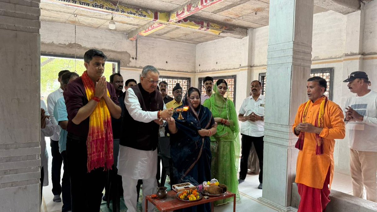 drramansingh's tweet image. आज दीपावली के पावन अवसर पर कवर्धा में सपरिवार बूढ़ा महादेव, माँ काली मंदिर, श्री हनुमान जी मंदिर (पुराना मंडी परिसर) एवं हनुमंत वाटिका में विराजमान विशाल हनुमान जी के दर्शन कर प्रदेशवासियों की सुख-समृद्धि, शांति एवं मंगलमय जीवन की कामना की।
