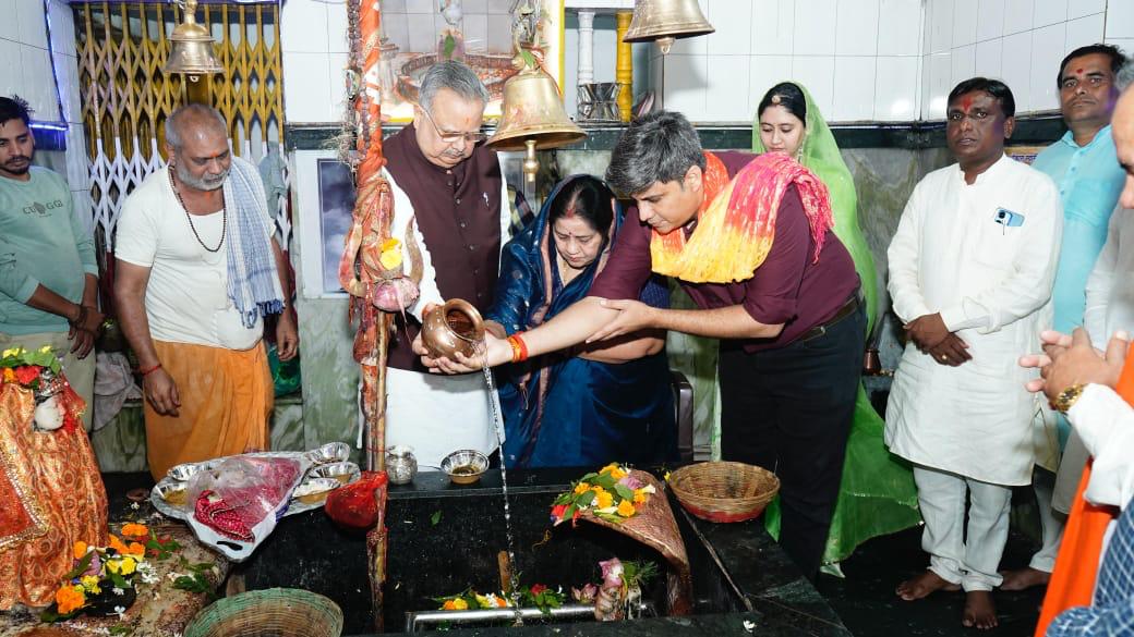 drramansingh's tweet image. आज दीपावली के पावन अवसर पर कवर्धा में सपरिवार बूढ़ा महादेव, माँ काली मंदिर, श्री हनुमान जी मंदिर (पुराना मंडी परिसर) एवं हनुमंत वाटिका में विराजमान विशाल हनुमान जी के दर्शन कर प्रदेशवासियों की सुख-समृद्धि, शांति एवं मंगलमय जीवन की कामना की।