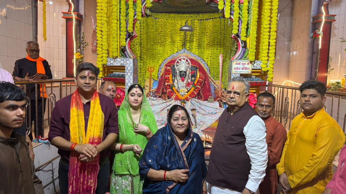 drramansingh's tweet image. आज दीपावली के पावन अवसर पर कवर्धा में सपरिवार बूढ़ा महादेव, माँ काली मंदिर, श्री हनुमान जी मंदिर (पुराना मंडी परिसर) एवं हनुमंत वाटिका में विराजमान विशाल हनुमान जी के दर्शन कर प्रदेशवासियों की सुख-समृद्धि, शांति एवं मंगलमय जीवन की कामना की।