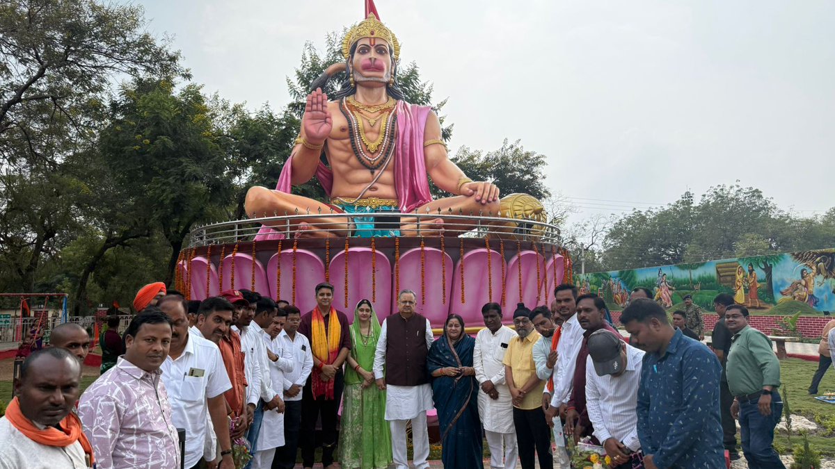 drramansingh's tweet image. आज दीपावली के पावन अवसर पर कवर्धा में सपरिवार बूढ़ा महादेव, माँ काली मंदिर, श्री हनुमान जी मंदिर (पुराना मंडी परिसर) एवं हनुमंत वाटिका में विराजमान विशाल हनुमान जी के दर्शन कर प्रदेशवासियों की सुख-समृद्धि, शांति एवं मंगलमय जीवन की कामना की।