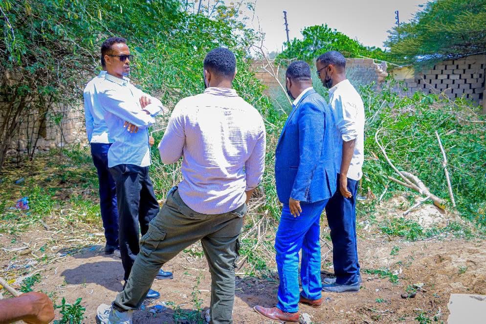 Shaqaalaha ka hawlgala Xarunta Guud ee Komishanka Xakamaynta HIV/AIDS ee Heer Qaran oo uu hogaaminayo Agaasimaha Guud ee Komishanka Dr. Mohamoud Abdi (Qiyaas).aye olole nadaafadeed oo balaadhan ka sameeyay Xarunta dhexe Ee Komishanka SOLNAC ee Magaalada Hargeysa.