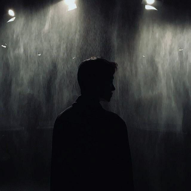 foad__4's tweet image. كُل ما أعرفه عن هذا الحنين
أن كل شيء يبدو ناقصًا
بدونك
منتظرًا وجودكِ
مثل مقعدٍ فارِغ
في المُقدمة.