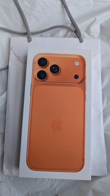 Bigwavee00's tweet image. I’ve these two iPhone 17pm,512gb for sale
Available as seen
Swift & Nationwide delivery 🚚
Price: 2.9M
Pls RT…