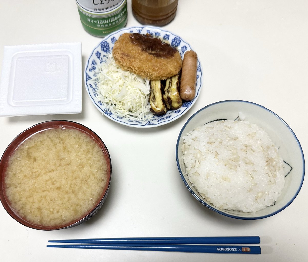 今日の晩御飯はコロッケ、自作卵焼き、ウィンナー、納豆、味噌汁！
スーパー行ったら半額のコロッケが売っていたので買ってしまいました…