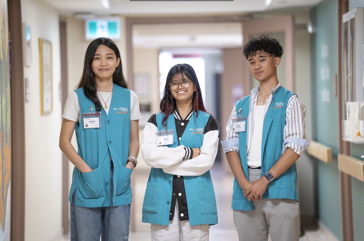 OntHospitalAssn's tweet image. Through volunteer & co-op programs, high school students gain hands-on experience in health care while building meaningful connections with older adults and patients at @UnityHealthTO's sites - shaping the next wave of caregivers, researchers & leaders: ow.ly/niRc50XeWav