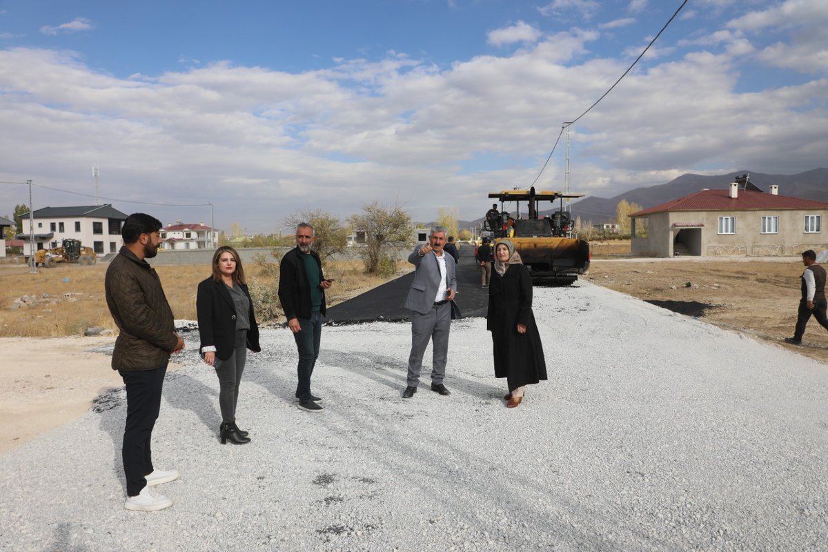 Belediye Eş Başkanımız <a href="/MukaddesKrkcWan/">Mukaddes Karakoç</a>, Cumhuriyet Mahallesi 309 Sokakta sürdürülen asfaltlama çalışmalarını yerinde inceleyerek teknik ekipten bilgi aldı.
<a href="/TahirErtas65/">Mehmet Tahir Ertaş</a>