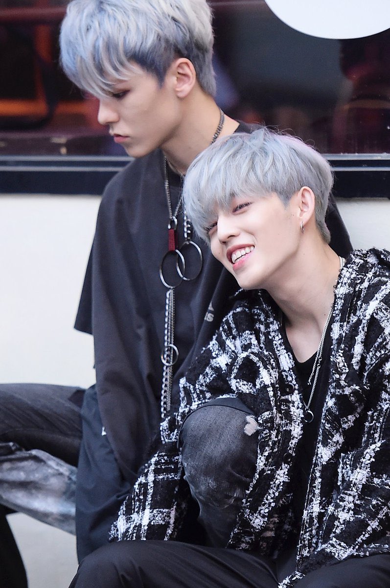 최형제 박수컨포동시은발사건
최형제가 박수컨포에서 동시에 은발로 염색했던사건이다
안타깝게도 박수 활동때는 동생이 갈발로 돌아와버려서 은발형제는 오로지 컨포에만 남아있다. . . . . . . . .
#2025MAMAVOTE #SEVENTEEN