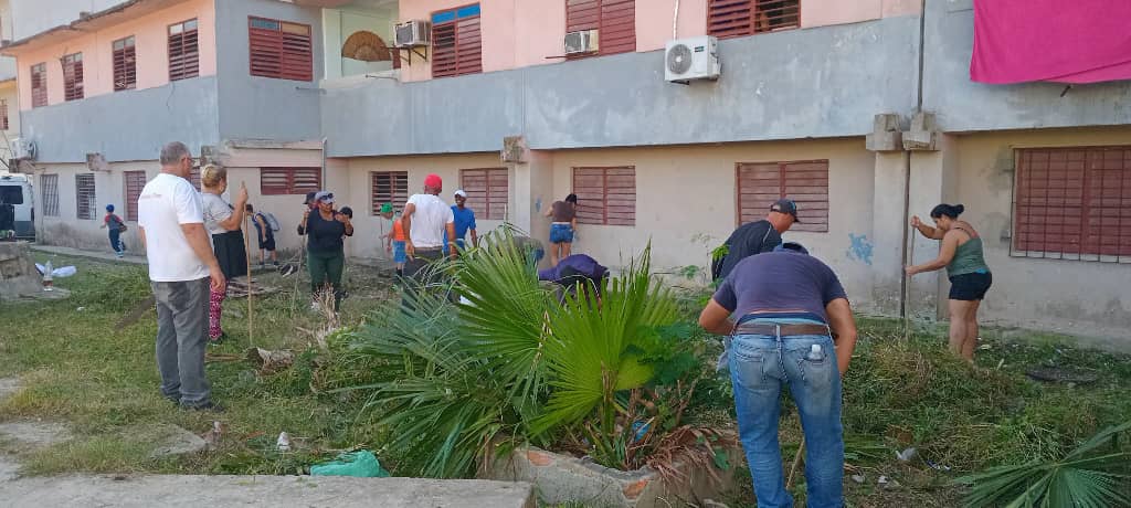 Ministerio de la alimentarias, población y consejo popular Casablanca en #Regla realizan acciones de limpieza #100AñosConFidel #LaHabanaViveEnMí