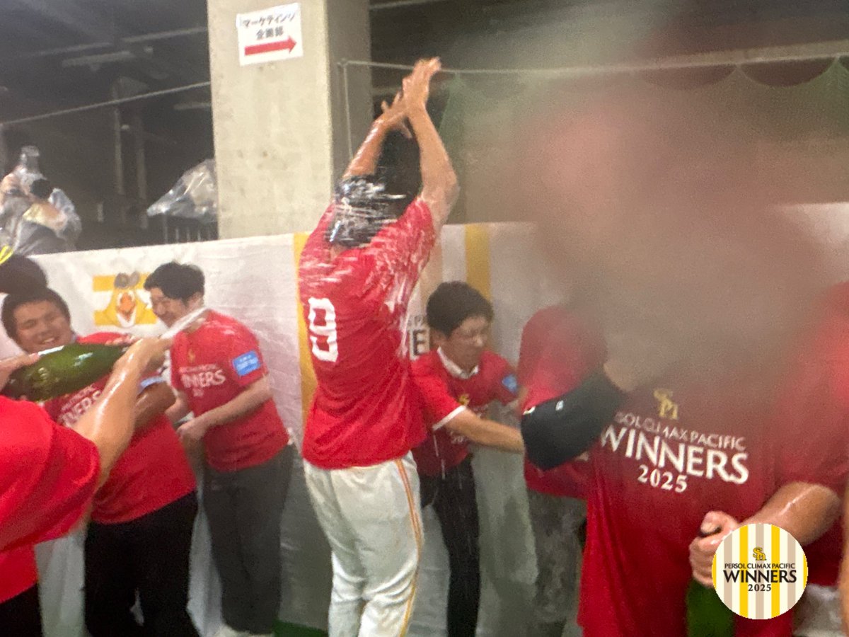 歓喜のシャンパンファイト🍾✨ #全員で日本一へ #全員がPS #sbhawks