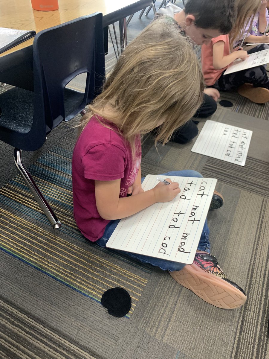 Adel_Elementary's tweet photo. Transcription at the letter and word level to start the day in Kindergarten. ✏️ https://t.co/Zzot6Yg0Rl
