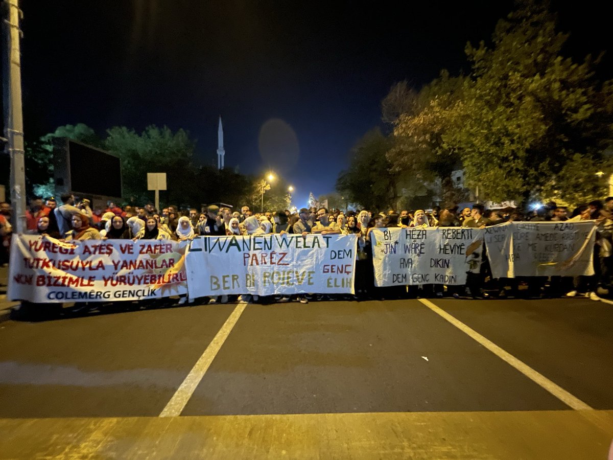 Cuma sabahı "Özgürlüğün Önderiyle Özgür Yaşama" yürüyüşü için çalışma yapan üyemiz Çekdar Benek, şafak operasyonuyla gözaltına alınıp tutuklandı. Diğer arkadaşlarımız mahkemeye sevk edildi. Faşist zihniyet bilsin: Gençliğin iradesi teslim alınamaz, direnişi engellenemez!