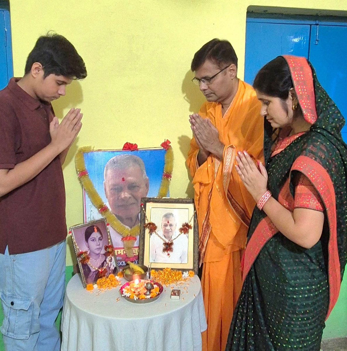 #नमन 🙏🏻 आज हमारे पूज्य पिताजी, स्वर्गीय अभय कुमार सिंह जी की पाँचवीं पुण्यतिथि है। 
हम परिवार सहित आपको श्रद्धांजलि अर्पित करते हुए नमन करते हैं। आप सदैव हमारे हृदय में जीवित रहेंगे।
ईश्वर से प्रार्थना है कि आपकी आत्मा को शाश्वत शांति प्राप्त हो। 💐🙏🏻
#आनंद_कौशल_सिंह