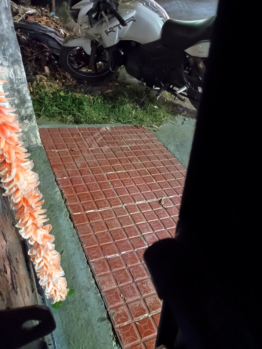 Pratibha Pundir (Modi ji ka Parivar) (@pratibhapu47735) on Twitter photo рджреАрдкрд╛рд╡рд╛рд▓реА рдХреА рд╣рд╛рд░реНрджрд┐рдХ рд╢реБрднрдХрд╛рдордирд╛рдПрдВ ЁЯкФ
Complante! рдорд╣реЛрджрдп рдореЗрд░реЗ рдШрд░ 59, рдирд╡реАрди рдирдЧрд░ рдкрд░ рдХреВрдбрд╝реЗ рдХрд╛ рдвреЗрд░ рдЬрдорд╛ рд╣реБрдЖ рд╣реИ рдирдЧрд░ рдирд┐рдЧрдо рд╡рд╛рд▓реЛрдВ рдХреА рдХреГрдкрд╛ рд╕реЗ, рдЬреЛ рд╣рд░ рд░реЛрдЬ рд╕рдбрд╝рдХ рдкрд░ рд╕рдлрд╛рдИ рдХрд░ рдореЗрд░реЗ рдШрд░ рдХреЗ рдЧреЗрдЯ рдкрд░ рдЙрд╕ рдорд▓рд╡реЗ рдХреЛ рдЬрдорд╛ рдХрд░ рджреЗрддреЗ рд╣реИрдВ рдФрд░ рд╕рдмрд╕реЗ рд╣реИрд░рд╛рдиреА рдХреА рдмрд╛рдд рддреЛ рдпрд╣ рд╣реИ рдХрд┐ рдЖрдЬ рдкреВрд░реЗ рдПрдХ рд╕рд╛рд▓ рдореЗрдВ рдЖрдиреЗ рд╡рд╛рд▓реЗ рддреНрдпреМрд╣рд╛рд░ рджреАрдкрд╛рд▓реА, рдЬреЛ рдХрд┐ рджреАрдкрд╛рд╡рд╛рд▓реА рдХреА рд╣рд╛рд░реНрджрд┐рдХ рд╢реБрднрдХрд╛рдордирд╛рдПрдВ ЁЯкФ
Complante! рдорд╣реЛрджрдп рдореЗрд░реЗ рдШрд░ 59, рдирд╡реАрди рдирдЧрд░ рдкрд░ рдХреВрдбрд╝реЗ рдХрд╛ рдвреЗрд░ рдЬрдорд╛ рд╣реБрдЖ рд╣реИ рдирдЧрд░ рдирд┐рдЧрдо рд╡рд╛рд▓реЛрдВ рдХреА рдХреГрдкрд╛ рд╕реЗ, рдЬреЛ рд╣рд░ рд░реЛрдЬ рд╕рдбрд╝рдХ рдкрд░ рд╕рдлрд╛рдИ рдХрд░ рдореЗрд░реЗ рдШрд░ рдХреЗ рдЧреЗрдЯ рдкрд░ рдЙрд╕ рдорд▓рд╡реЗ рдХреЛ рдЬрдорд╛ рдХрд░ рджреЗрддреЗ рд╣реИрдВ рдФрд░ рд╕рдмрд╕реЗ рд╣реИрд░рд╛рдиреА рдХреА рдмрд╛рдд рддреЛ рдпрд╣ рд╣реИ рдХрд┐ рдЖрдЬ рдкреВрд░реЗ рдПрдХ рд╕рд╛рд▓ рдореЗрдВ рдЖрдиреЗ рд╡рд╛рд▓реЗ рддреНрдпреМрд╣рд╛рд░ рджреАрдкрд╛рд▓реА, рдЬреЛ рдХрд┐