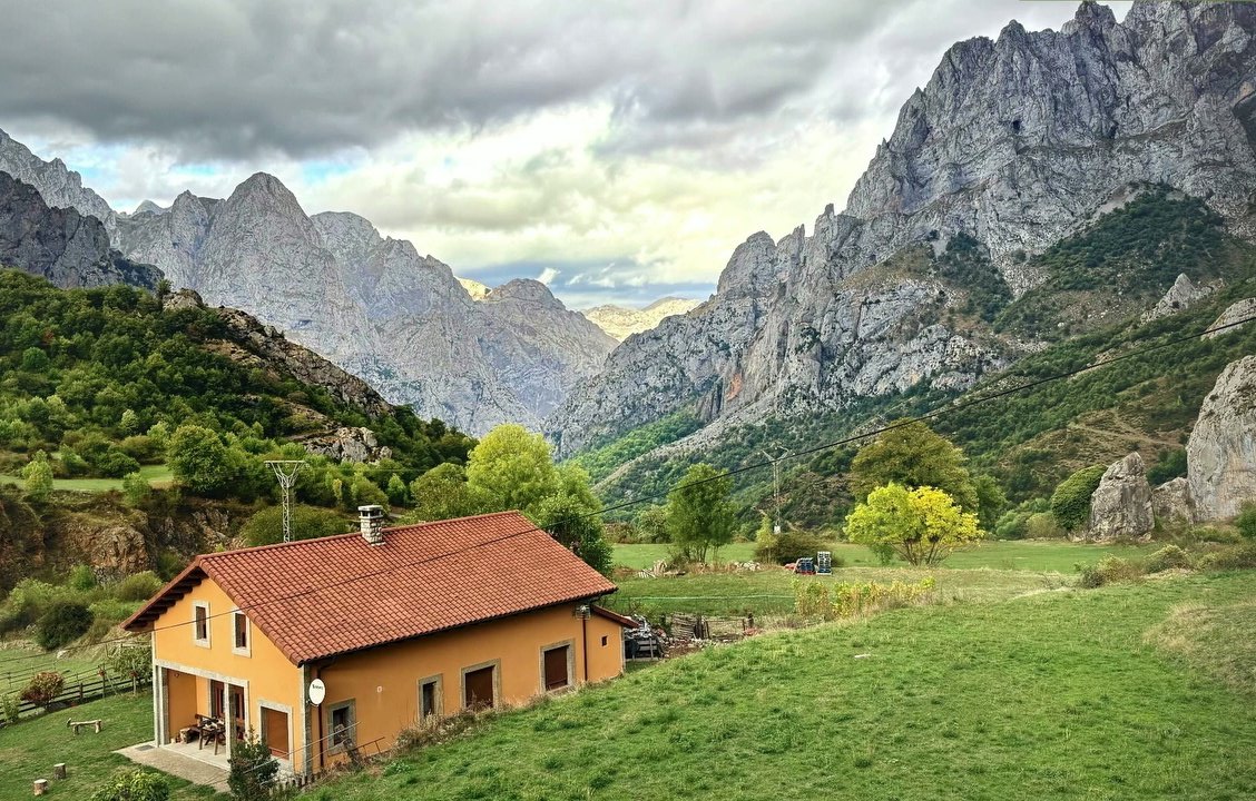 Tardes más cortas. Prados verdes. Montes que comienzan a mudar a su nuevo color. 

📸 S. Gonzalo 

#DescubreValdeon #PicosDeEuropa #leonesp