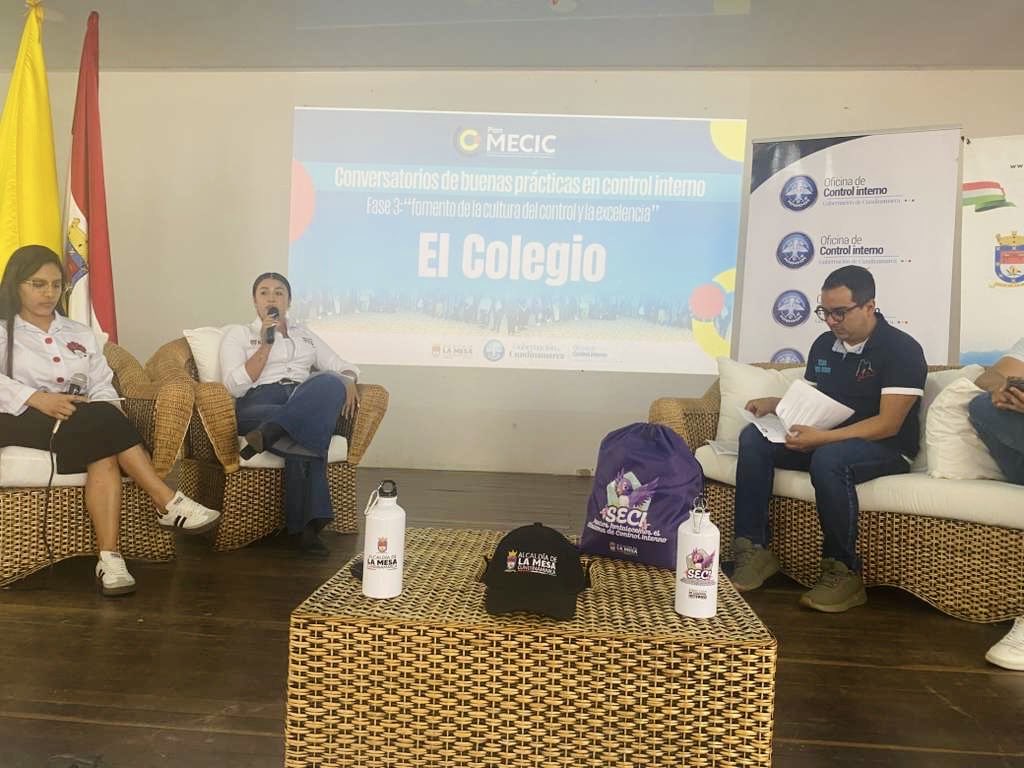 #Conversatorio | El municipio de #ElColegio presentó la buena práctica “Embajadores del Control: cultura de autocontrol desde las dependencias”, liderada por la jefe OCI Xiomara Camelo 🏛️🤝. Una estrategia que fortalece la gestión y promueve el compromiso de los servidores. 💡👏
