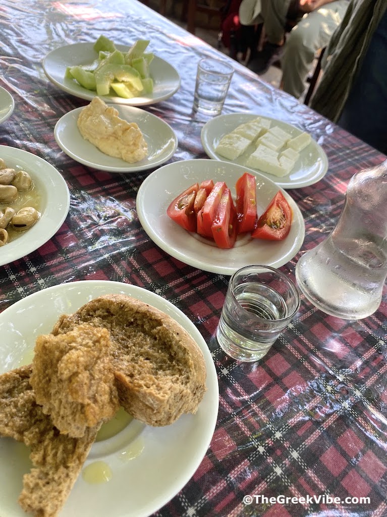 TheGreekVibe's tweet image. Why do Greeks take ‘kerasma’ so seriously? Find out how to accept a treat #traditions bit.ly/2K4j51p