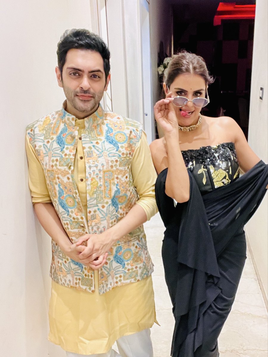 karan_chhabra's tweet image. Day 3 started with a fabulous Diwali bash hosted by my dearest @mikasingh paji and @meetbrosofficial with the best of btown, politics and music world in attendance
Happy Diwali To everyone celebrating ! 

#mikasingh #meetbros #PriyankaChaharChoudhary #daisyshah