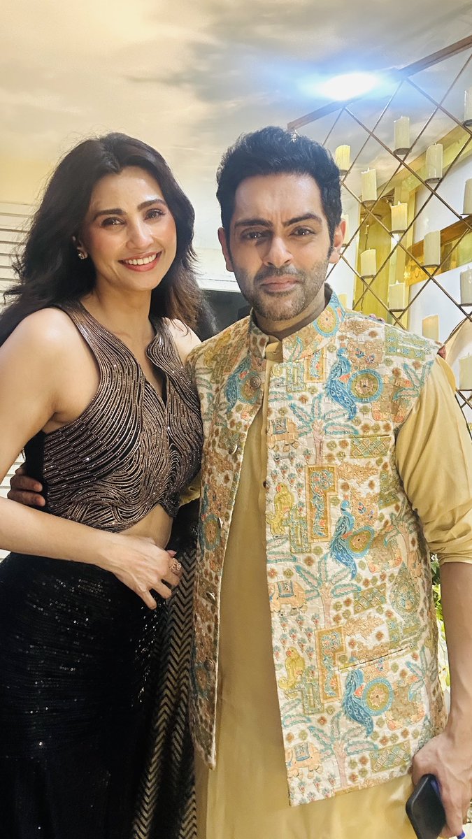 karan_chhabra's tweet image. Day 3 started with a fabulous Diwali bash hosted by my dearest @mikasingh paji and @meetbrosofficial with the best of btown, politics and music world in attendance
Happy Diwali To everyone celebrating ! 

#mikasingh #meetbros #PriyankaChaharChoudhary #daisyshah