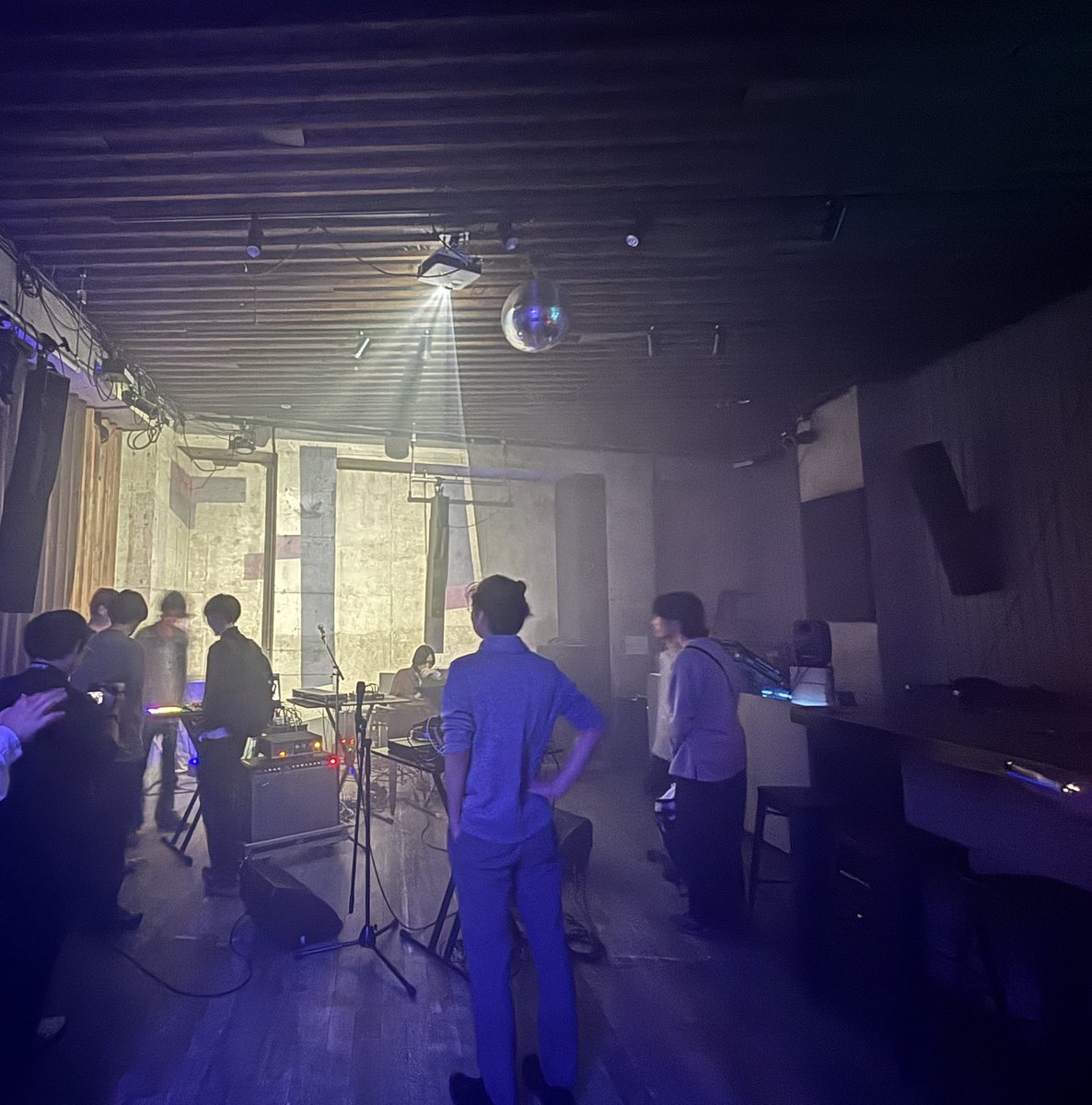 KBSNK &amp; ISLTR "86400+"
ナイス音楽を月曜から浴びれて無敵に
SPREAD音いいし、おもろい箱！