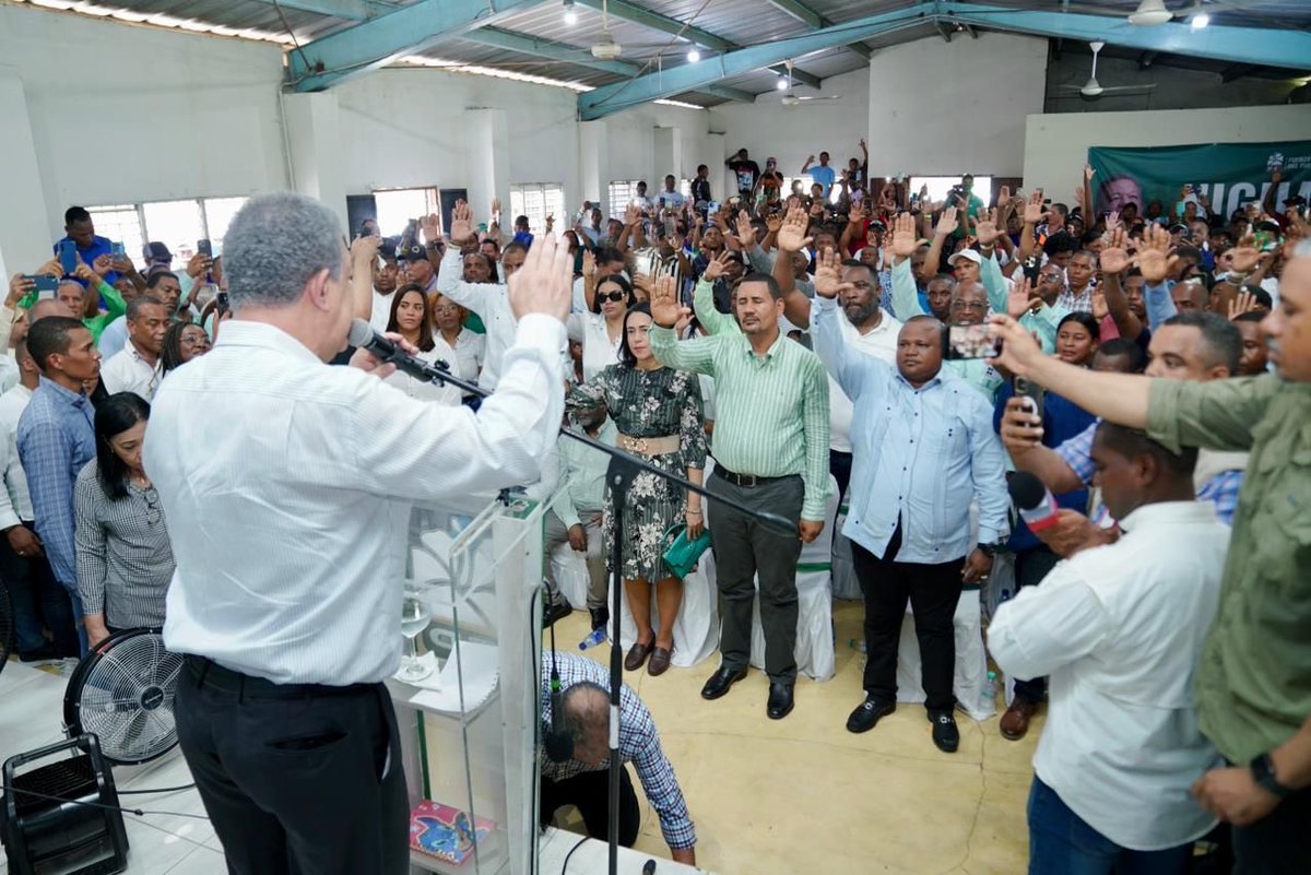 La FP avanza a pasos agigantados. El
Pais entero quiere que LEONEL vaya a juramentar dirigentes en todos los municipios. Ayer le toco a NIZAO. El PRM tiene sis días contados <a href="/LeonelFernandez/">Leonel Fernández</a> <a href="/PLDenlinea/">PLD</a> <a href="/FPcomunica/">@Fuerza del Pueblo (FP)</a> <a href="/fpcomunicaeuro/">Fuerza Del Pueblo - Europa</a>