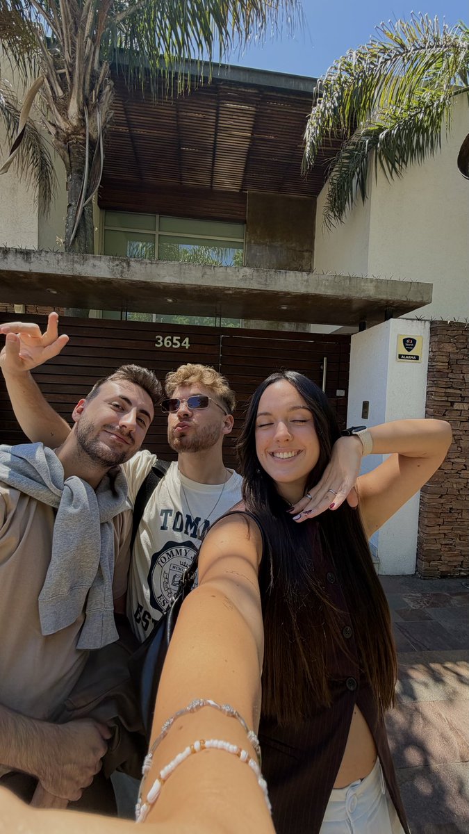 Hoy revivimos nuestra infancia yendo a lo que era la casa de Violetta, un sueño <a href="/TiniStoessel/">tini</a> 🥹💜
