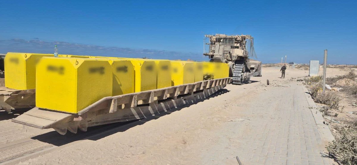 عاجل 

الجيش الاسرائيلي يبدأ بوضع كتل اسمنت بطول ٣ امتار ونصف على الخط الاصفر الذي يفصل غزة 

بمعنى سيطرة الاحتلال على نصف مساحة القطاع.