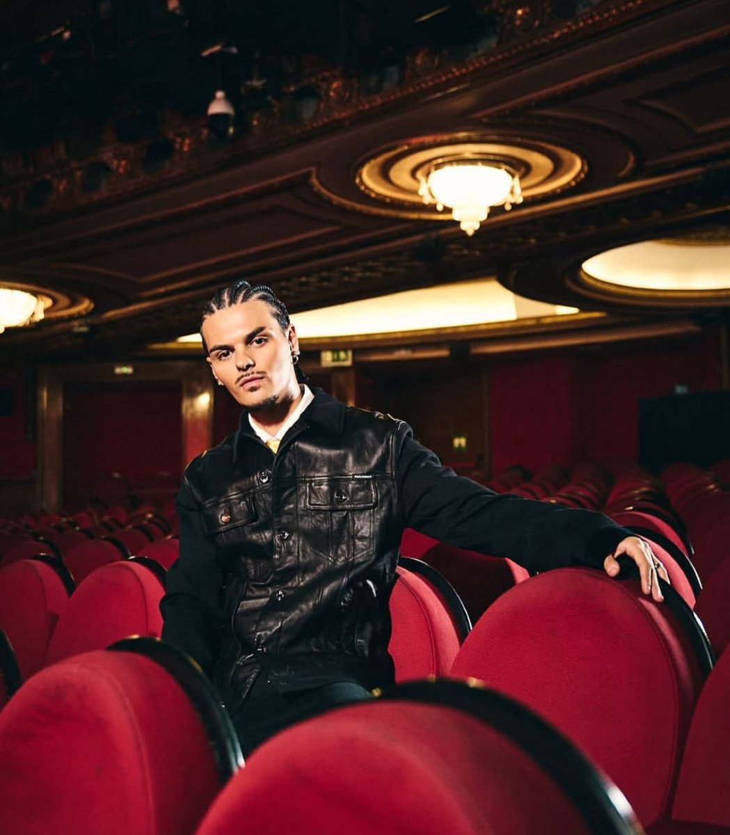 AbrahamMateoESP's tweet photo. Luces, cámara, acción
La película empezó
Y sales tú, solo tú en mi mente. 

¿La cantará en el Movistar Arena? 

🎫 🔗: https://t.co/tklI3ZGTFh https://t.co/EBx2Z1PeVW