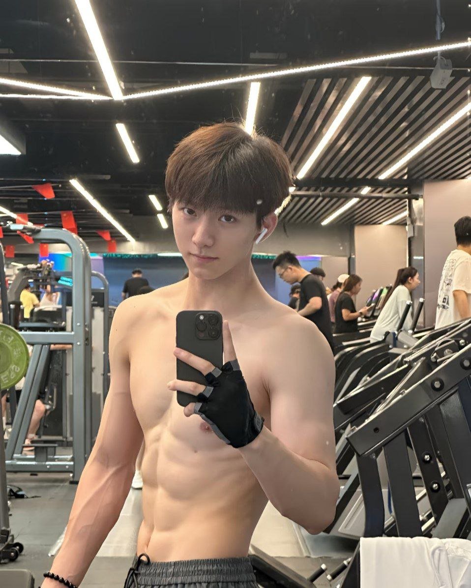 在学校也有好好健身，练成这样能吸引男生嘛😂😂放个牛子总能吸引到吧哈哈哈，有来吃粉红牛牛的嘛，健完身性欲强，牛牛想插嘴了，大学城附近哥哥的私信来联系