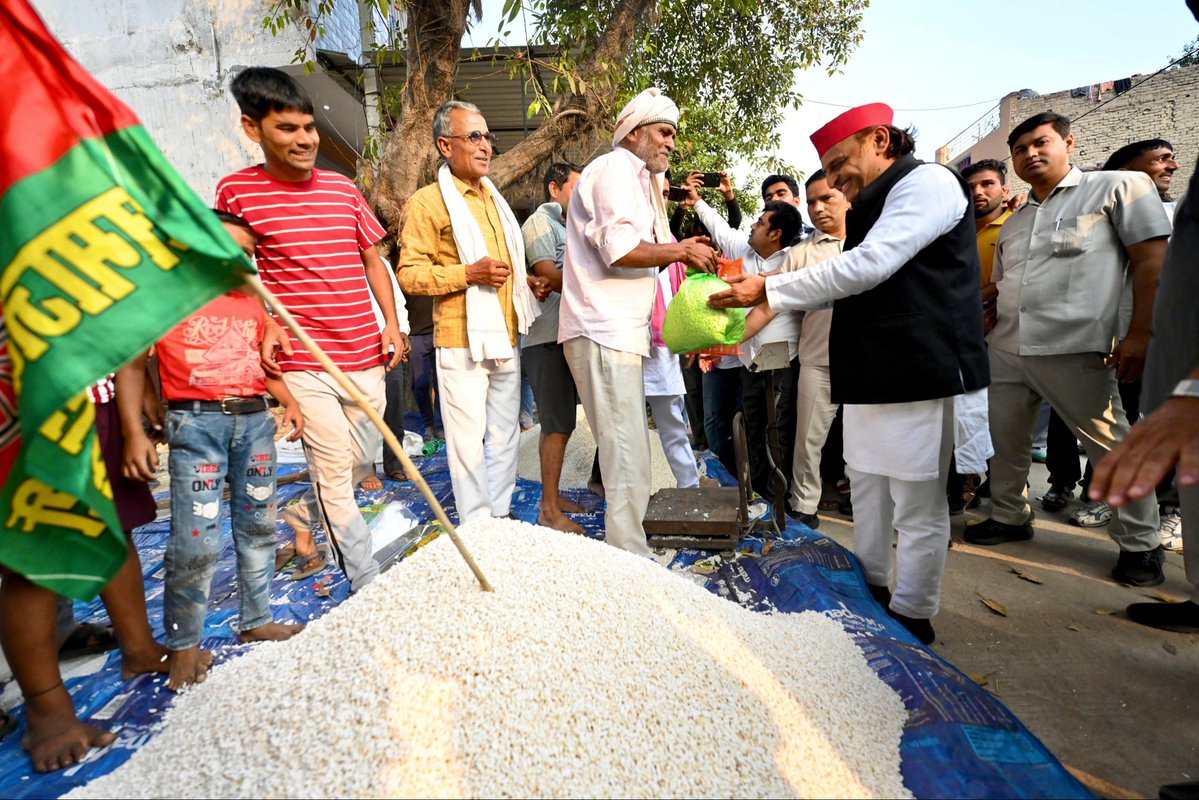 yadavakhilesh's tweet image. हर दीये तले मिटे अंधेरा और हर ओर ख़ुशियों का उजाला हो, इसी कामना के साथ दीपावली की हार्दिक बधाई एवं शुभकामनाएँ!
दिवाली यादों को भी रोशन कर जाती है… आज घर के लिए खील ख़रीदी तो बचपन याद आ गया।
जब हम सब मिलकर सबके हर छोटे-बड़े काम-कारोबार को प्रोत्साहन देंगे तो सबकी दिवाली मनती…
