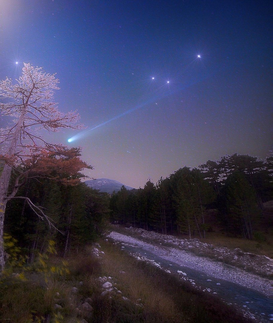 ilyaskurban20's tweet image. Tracked,stacked,blended,composite ,stars and light effect
I didn&apos;t think the dried pine tree on the left would add so much beauty. It was alive a few years ago, and now it will soon be cut down in this state.
#astrophotography
#c2025a6lemmon 
#landscapephotography
@AstroPhotoTurk