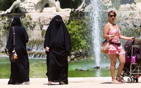 Portugal prohíbe el burka y el niqab en lugares públicos, con multas de hasta 4.000 euros.
Los hombres musulmanes que obliguen a sus esposas o familiares femeninas a llevarlo también se enfrentarán a3 años de prisión.
Las burkas fueron descritas como un "símbolo de la opresión de