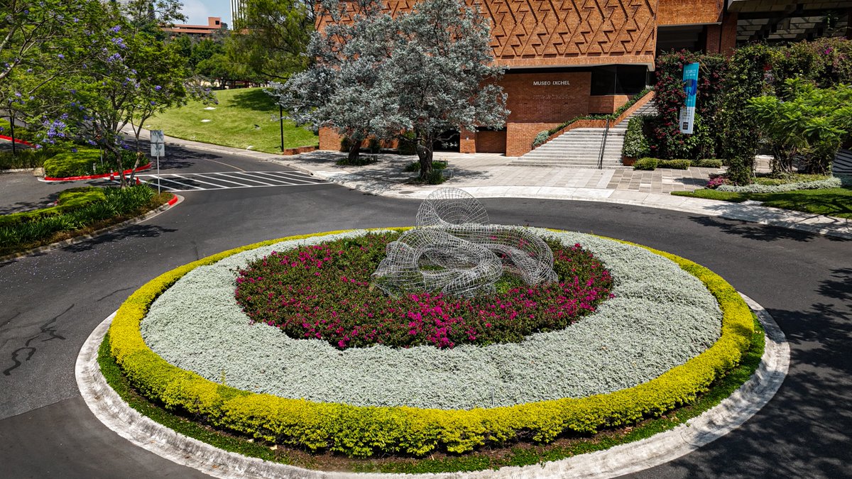 “In my lifetime, as a younger man, you were assumed to be an honest person. Your word was your bond, and a handshake was as good as a contract in business.”

Mark Skousen
born October 19, 1947

ufm.edu
Foto: Harry Díaz