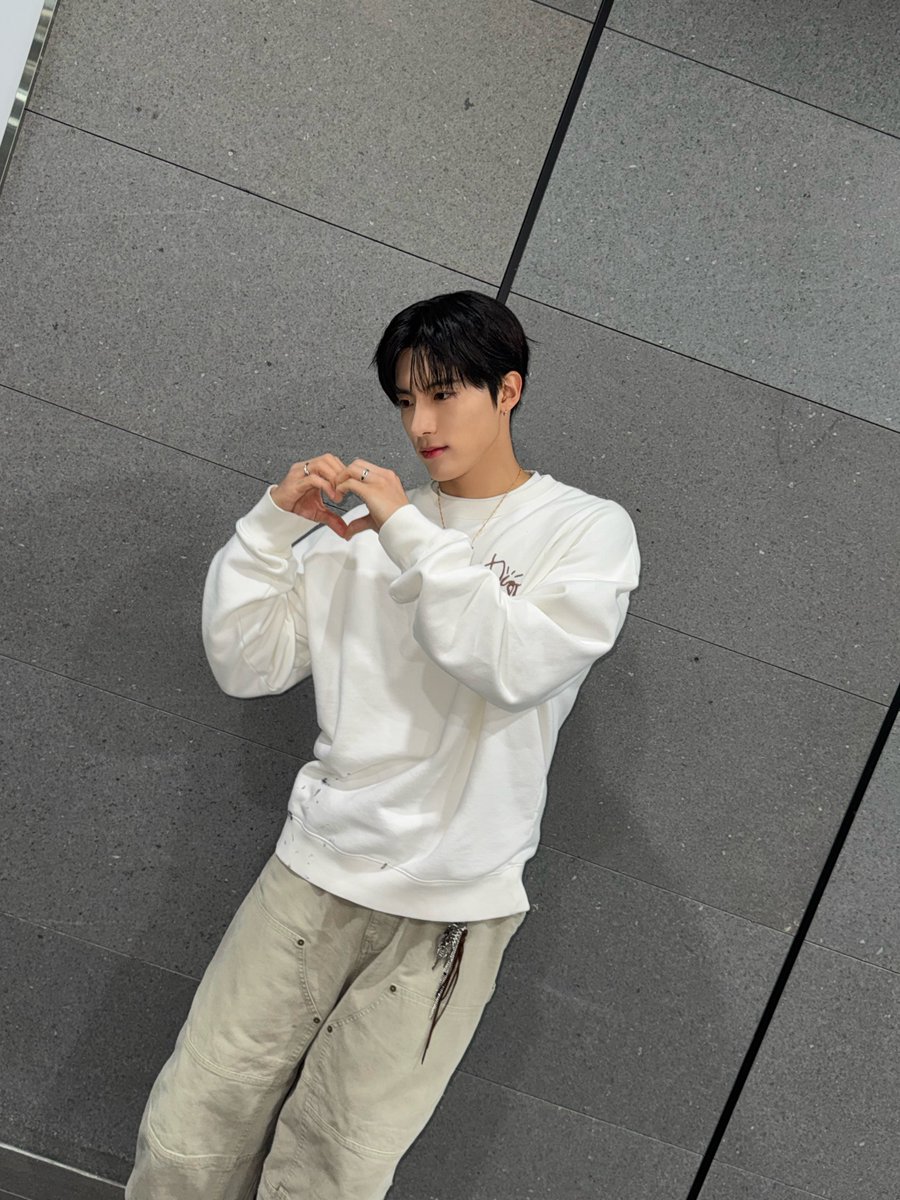 [📸] 에릭 아이돌 라디오 시즌4 DJ 완료🐶 돌랑이의 월요병을 치료해 주러 온 에디🩺 추운 날씨에도 함께하러 와 줘서 고마워요💜 아돌라 파티에서 멋진 밴드 음악으로 몸도 마음도 따뜻해졌기를 바라요🎉

#THEBOYZ #더보이즈
#ERIC #에릭