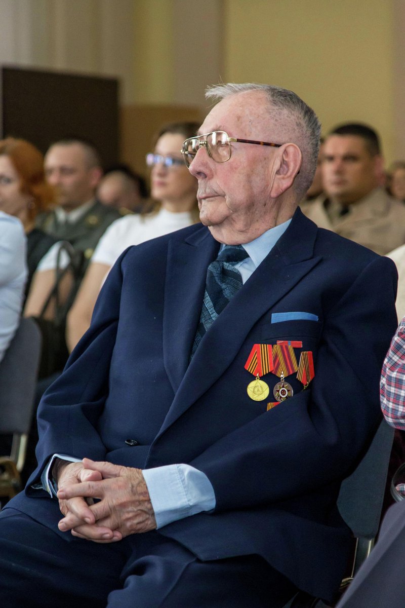 Na Dan oslobođenja Beograda mislim na prof. dr. Milana  Runića. Bio je jedini Srbin tenkista u Sovjetskoj armiji. Prvi prešao most i razgovarao sa učiteljem Zarićem. Nema ga od 2023. Nema više ni Starog savskog mosta, niti ovaj datum nešto znači 🚀
lat.sputnikportal.rs/20221020/tito-…