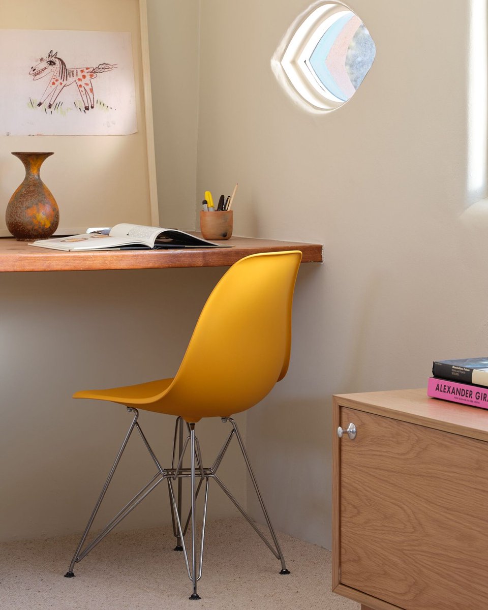 expertsatwork's tweet photo. In 1950, Herman Miller introduced an innovative new chair with a unique shape: a shell. 
https://t.co/ufv089cVs4

#HermanMiller #EamesShellChair #MillerKnoll #SustainableFurniture https://t.co/8C0styEp29