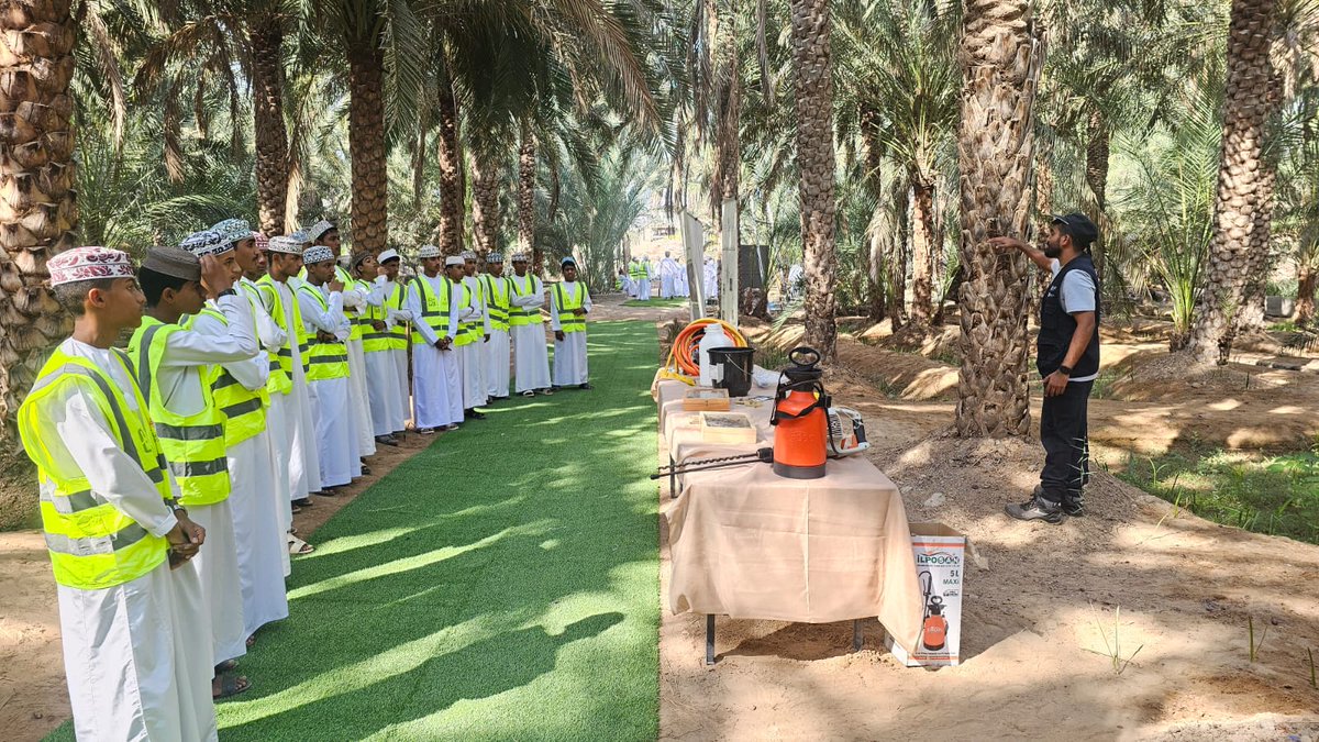 جانب من مشاركة جماعة العمل التطوعي بإشراف الأستاذ خالد السنيدي بالتنسيق مع المديرية العامة للثروة الزراعية والسمكية وموارد المياه بجنوب الشرقية  في أعمال المعسكر الميداني لطرق المكافحة المتكاملة للافات الزراعية . حيث تم في هذا المعسكر التعرف على أهم الآفات الزراعية التي تصيب