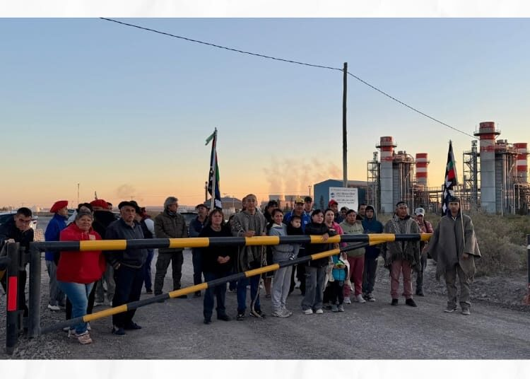 op_sur's tweet photo. #Urgente #MariMenuco
Pese a las órdenes de desalojo, el Lof y el consejo zonal Xawvnko impulsan una acción en el ingreso a Loma La Lata contra el avance del proyecto de YPF que pone en peligro el lago Mari Menuco.
🔗👉 Leé el comunicado de la @CMapuce: https://t.co/QCFG573nzE https://t.co/OAXb5ncE78