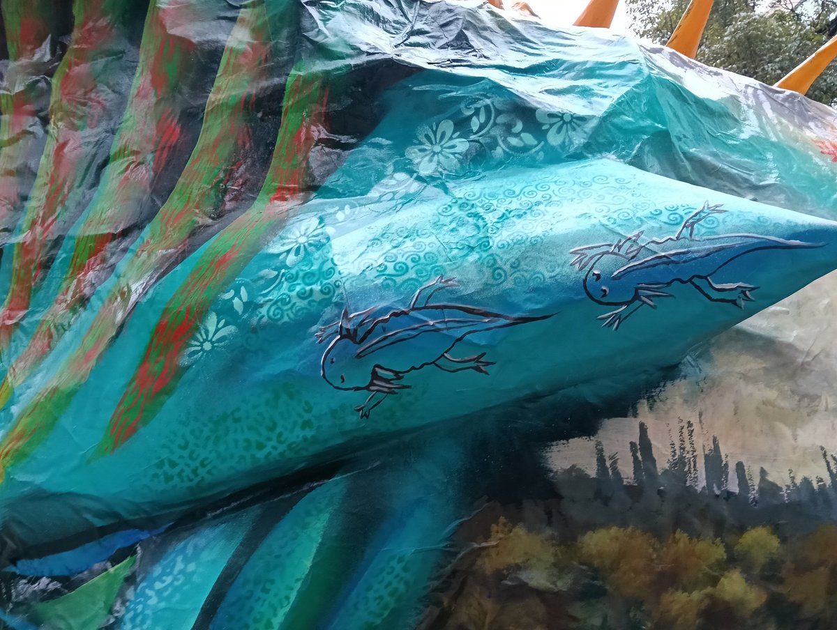 Miren el detalle de este alebrije en Reforma: son campesinos de Xochimilco en los costados y un par de ajolotes. 💜