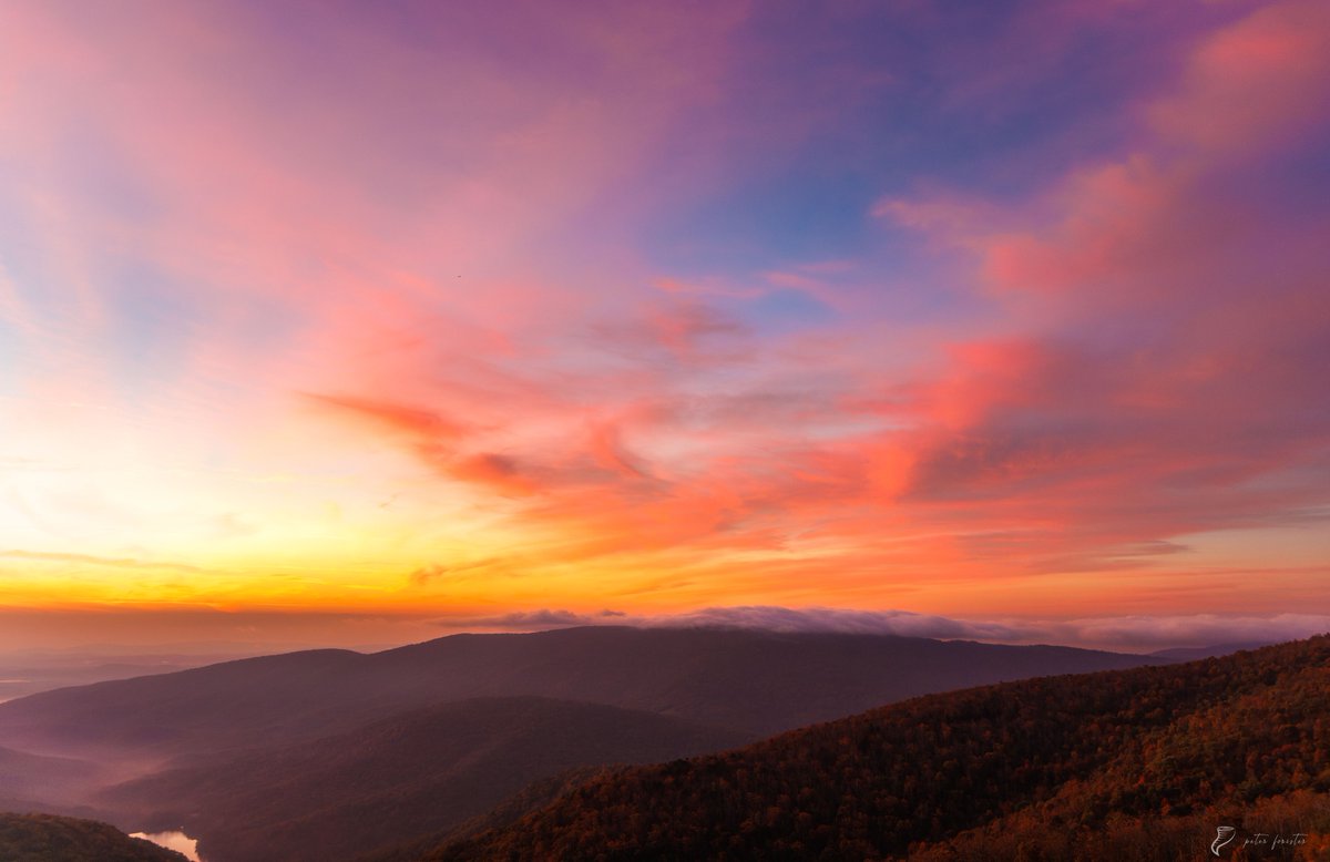 Autumn sunrise over Shenandoah National Park 🍁🍂

Sunday, October 19. Moormans River Overlook